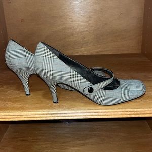 Sam and Libby 2 1/2 inch kitten heel.